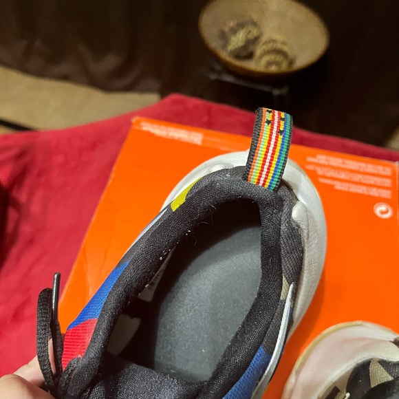 Pair of Nike sneakers size 5 in men, GUC. - Picture 8 of 9